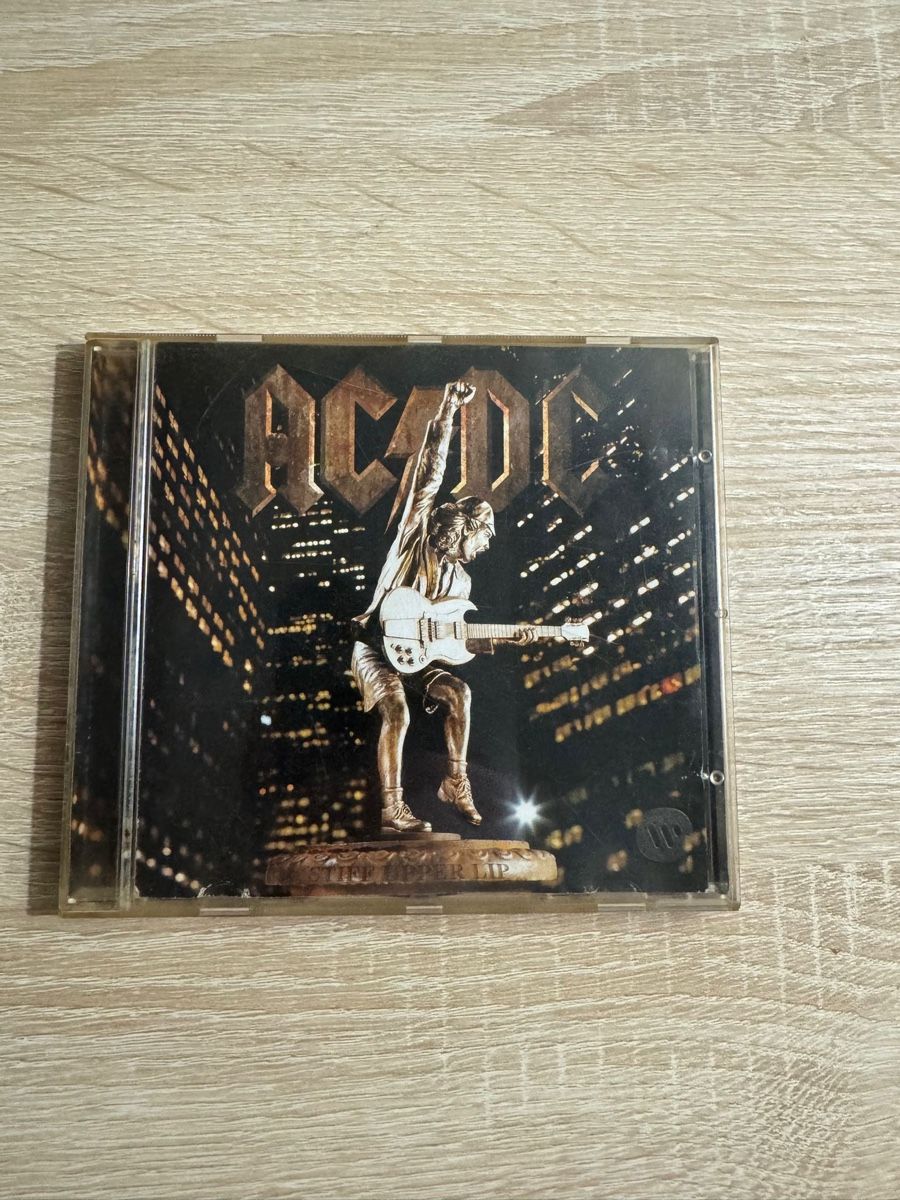 CD: AC DC Stiff Uper Lip Cd – Usato da Schübelbach venduto da Niki_Viki08