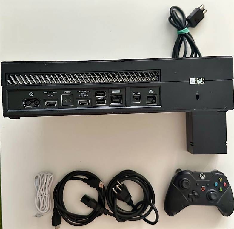 Microsoft Console: Xbox One Black, 1 Tb, 1 joystick, 6 games – Usato da Couvet venduto da Aura_aura 3