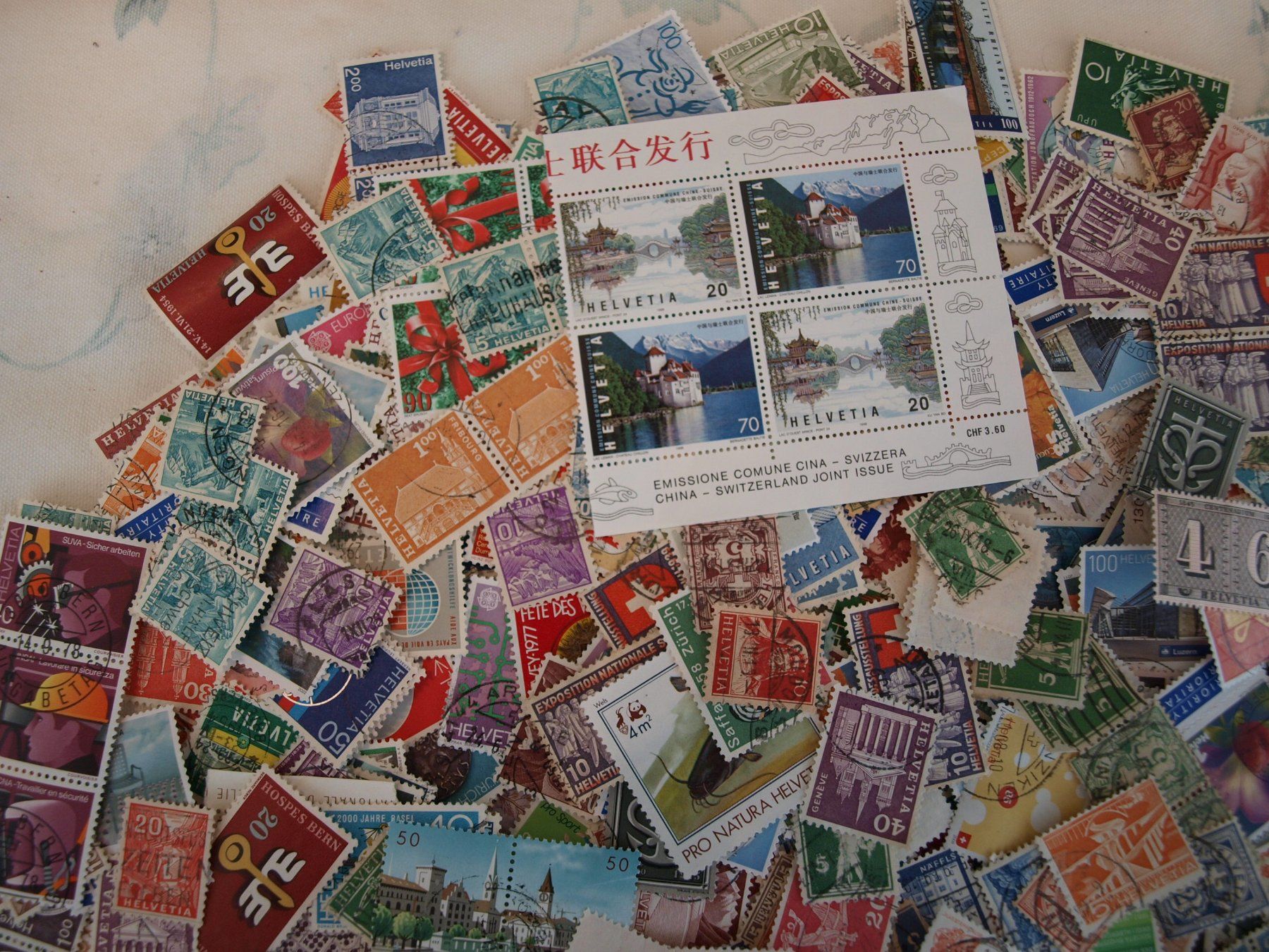 Tutti i francobolli: 1000 Schweizer Briefmarken über 70g Gebraucht siehe Bilder – Usato da Aarau venduto da Marcele0 1