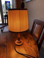 Tischlampe Stoffschirm beige Holzfuss guter Zustand