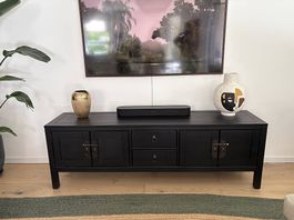 Meuble TV Tikamoon Thaki Black en pin massif