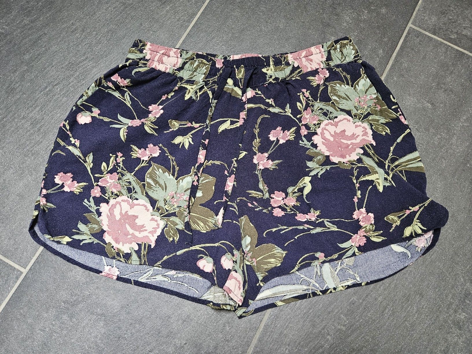 Vero Moda Pantaloni: Kurze Hose mit Blumen - dünn – Usato da Bern venduto da Snowflake38