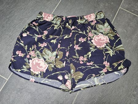 Kurze Hose mit Blumen - dünn