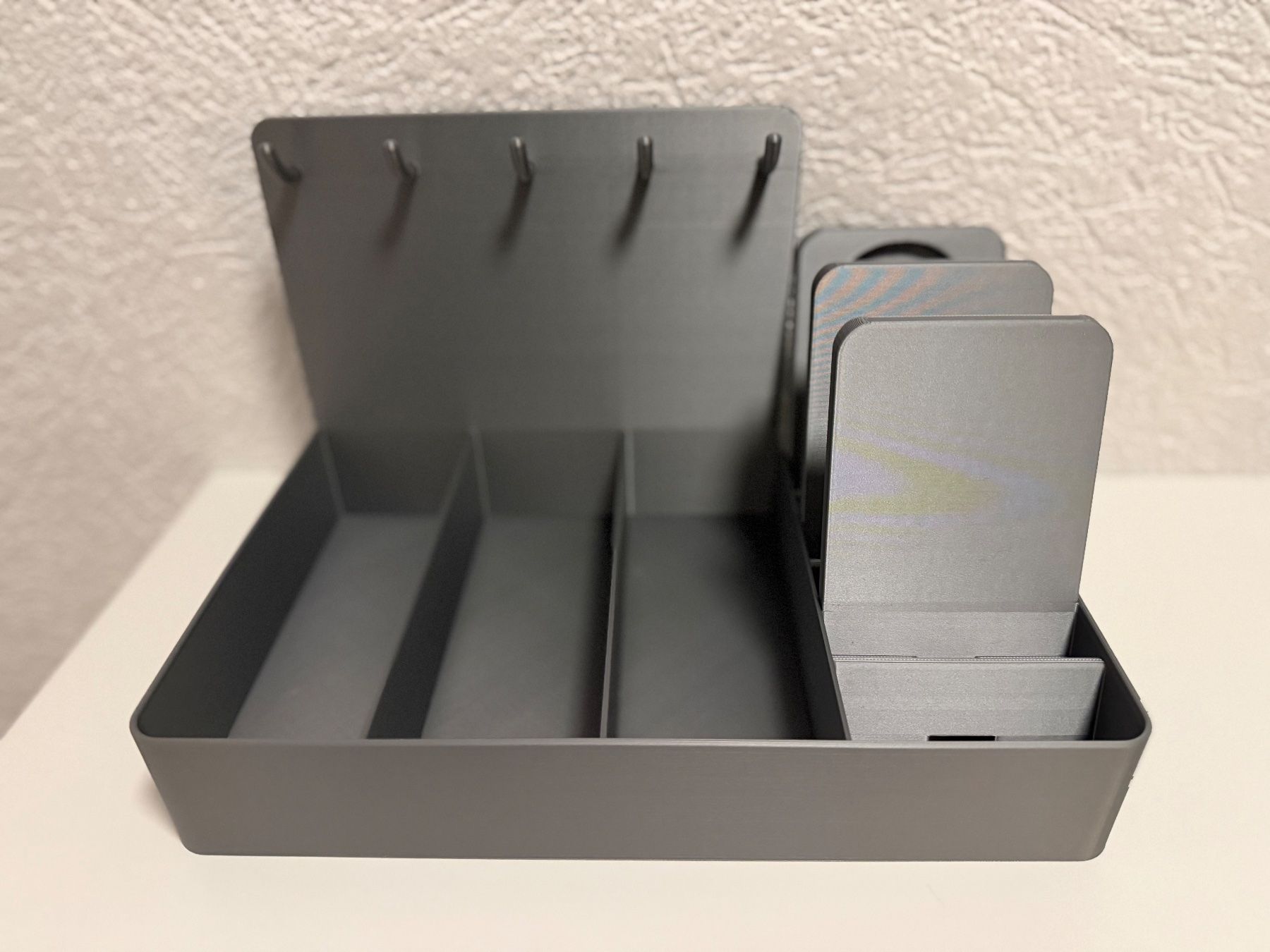 Sistemi di archiviazione: Support de bureau 3D pour clés et téléphone, gris – Nuovo (secondo la descrizione) da Ollon VD venduto da reefguard 1