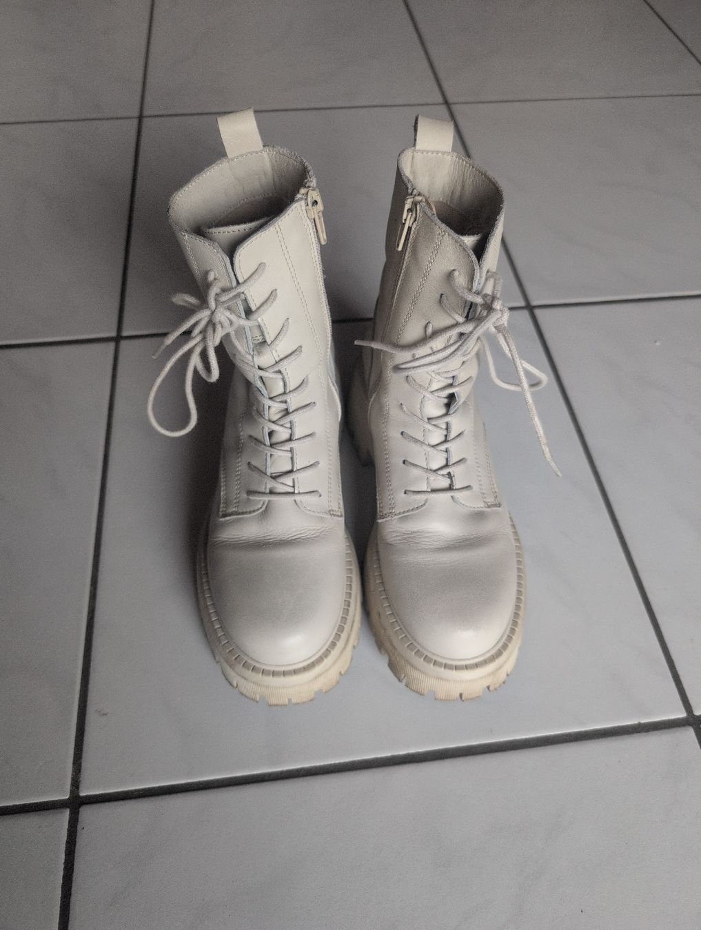 Damenschuhe: beigfarbige Stiefel, Echtleder, Grösse 36 – Gebraucht aus Glis von ste_qh6n