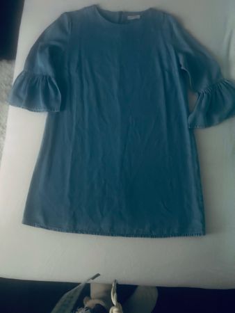 Schönes Jeanskleid mit Volantärmeln, Grösse M,