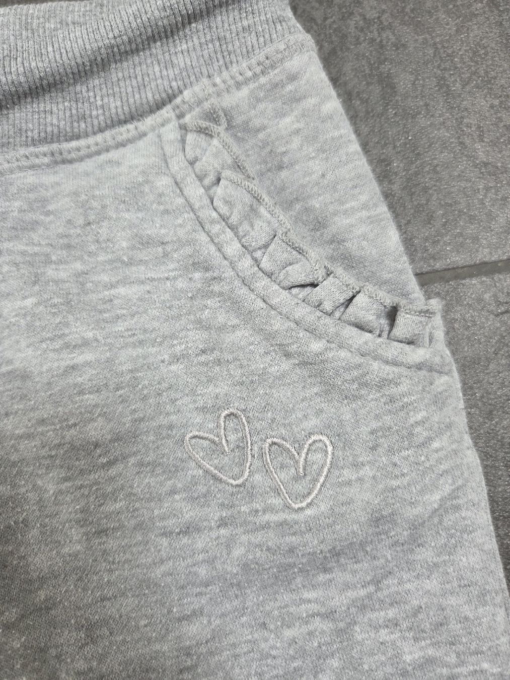 Pantaloni: Graue Mädchen Jogginghose, Gr. 104 – Usato da Hüntwangen venduto da ManuM2014 3
