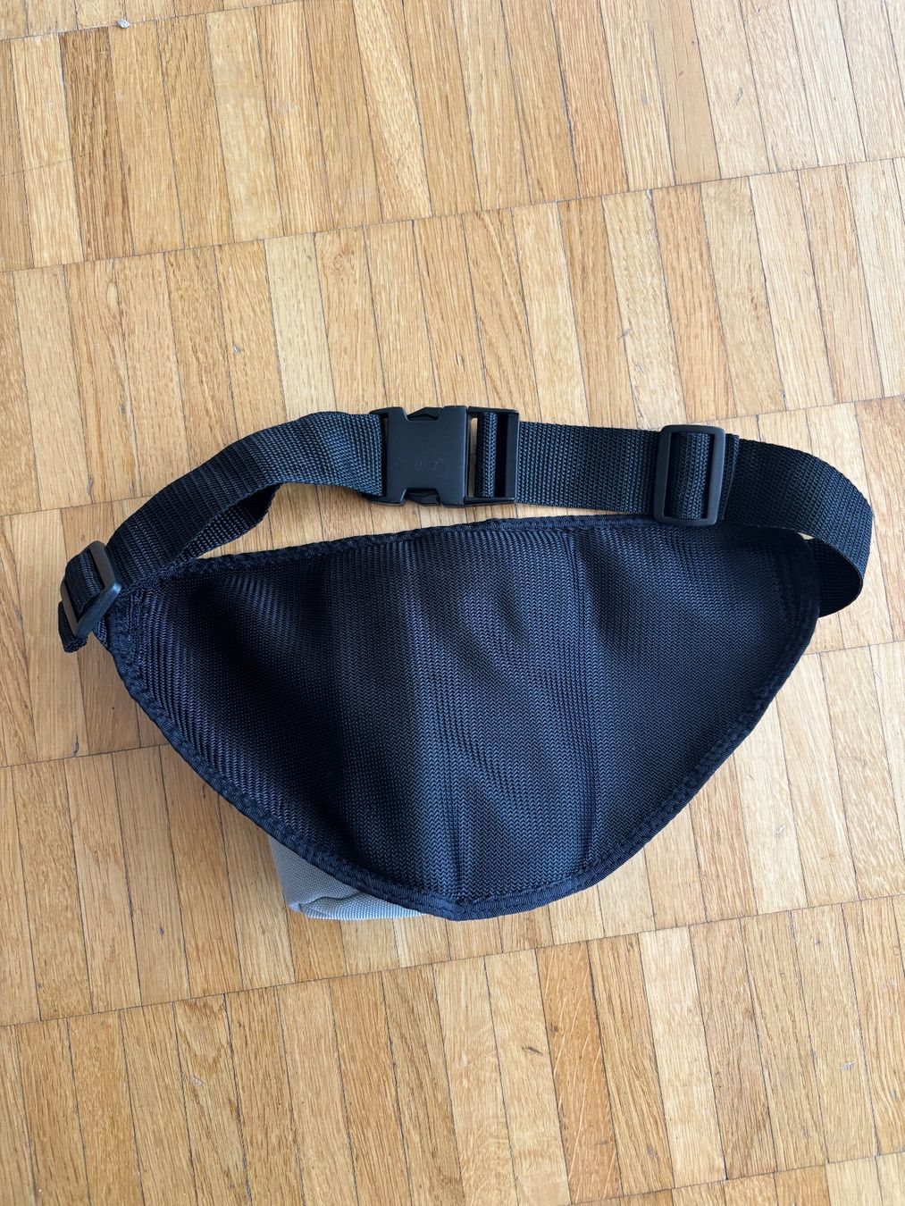 Asics Taschen: 2000s Asics Bauchtasche mit Flaschenhalter – Gebraucht aus Zürich von enjoyxvintage 1