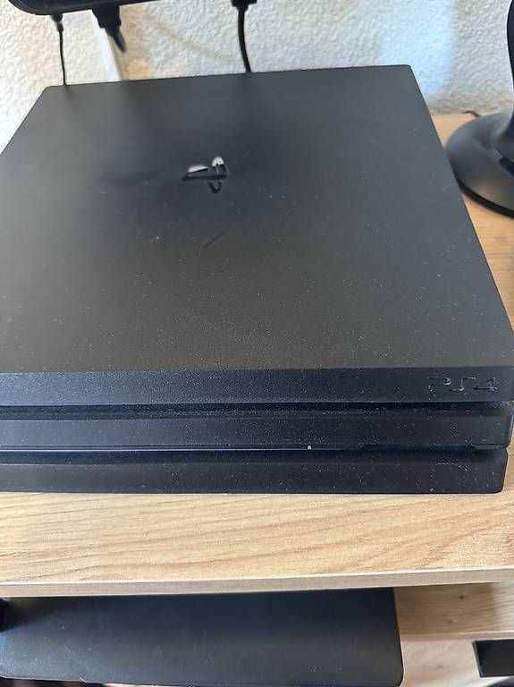 Console: PS4 Pro inkl. 2 Controller und Games - V13.5 – Usato da Triengen venduto da Ike67 1
