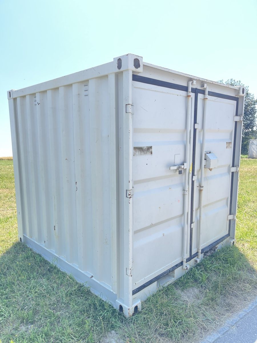 Contenitori edile: Container de stockage 2.5 x 2.20 avec les étagères  – Usato da Romont FR venduto da Sui_d_m2026