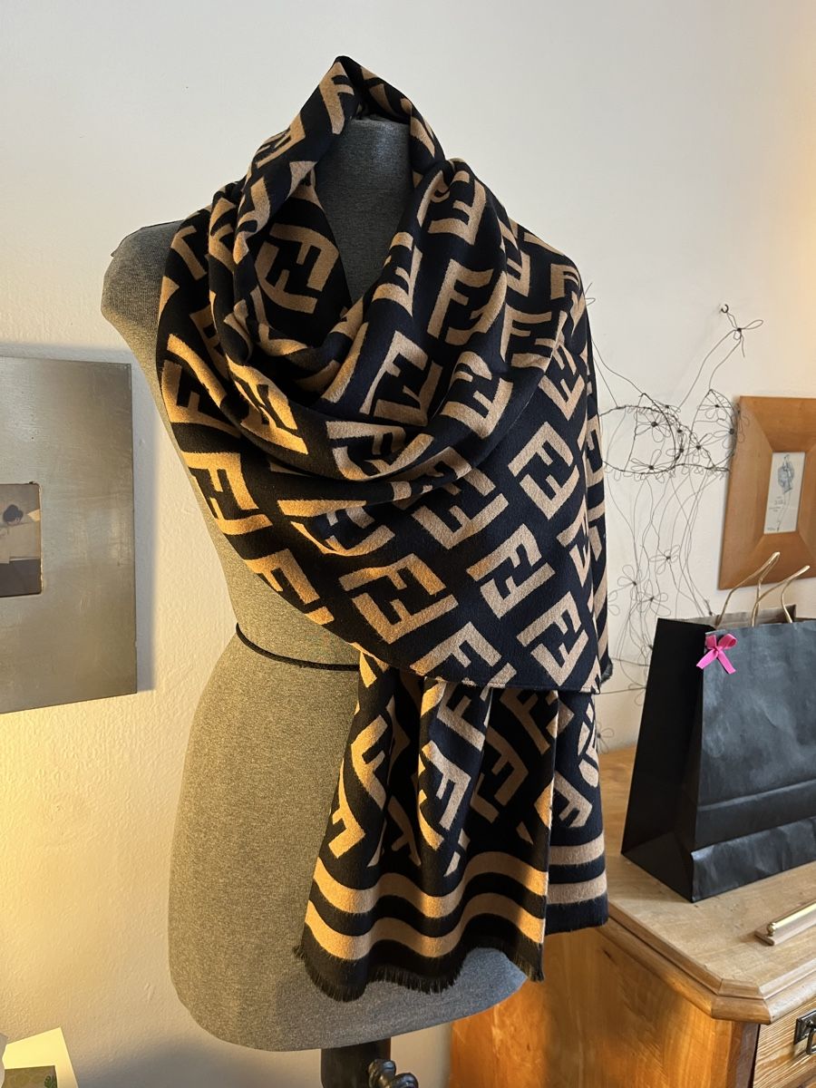 Foulard & Sciarpe: Écharpe femme  – Usato da Lausanne venduto da joltei