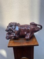 Antike Art-déco-Löwenstatue aus Keramik