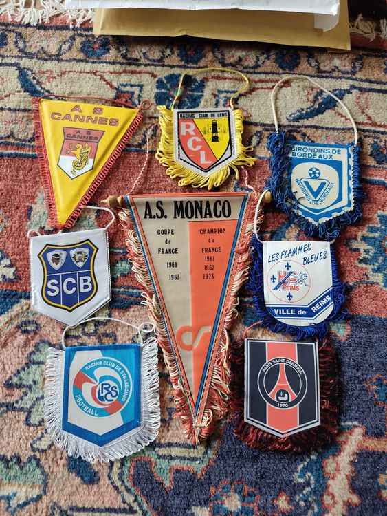 LOT DE 12 fanions équipes nationales et club football en très bel état EUR 4,99 - FR