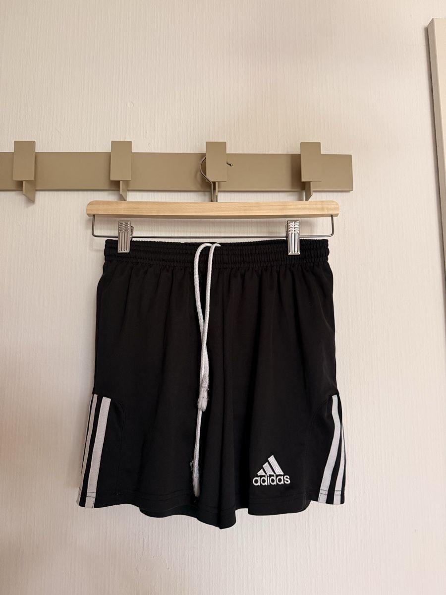 Adidas Pantaloni: Short Adidas noir, taille S – Usato da Monnaz venduto da MDVintage