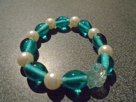 Armband blau Ton/weiss, Gummiband