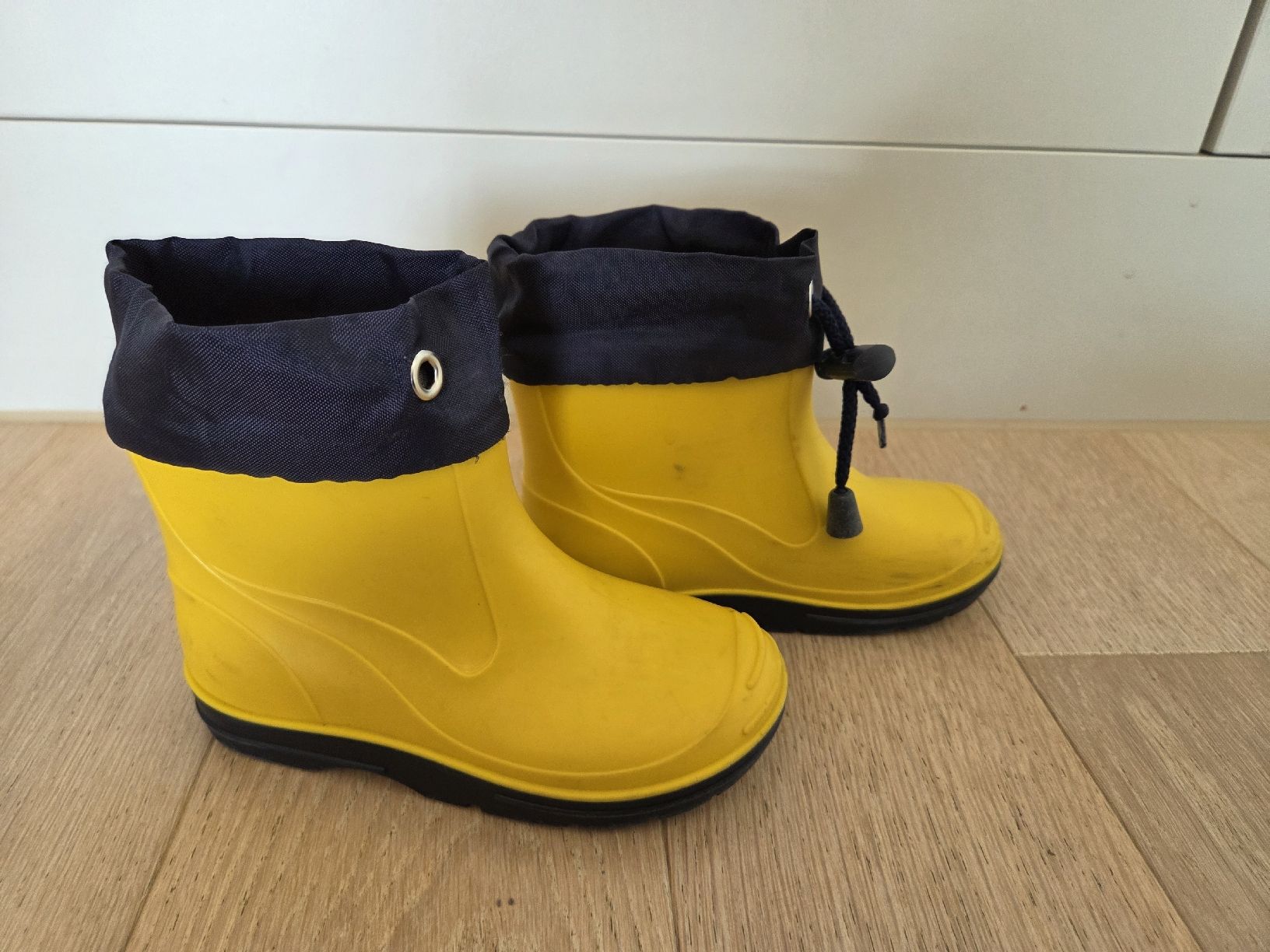 Scarpe per ragazzi: Gelbe Gummistiefel Gr. 25, gebraucht – Usato da Hinwil venduto da Jessica13