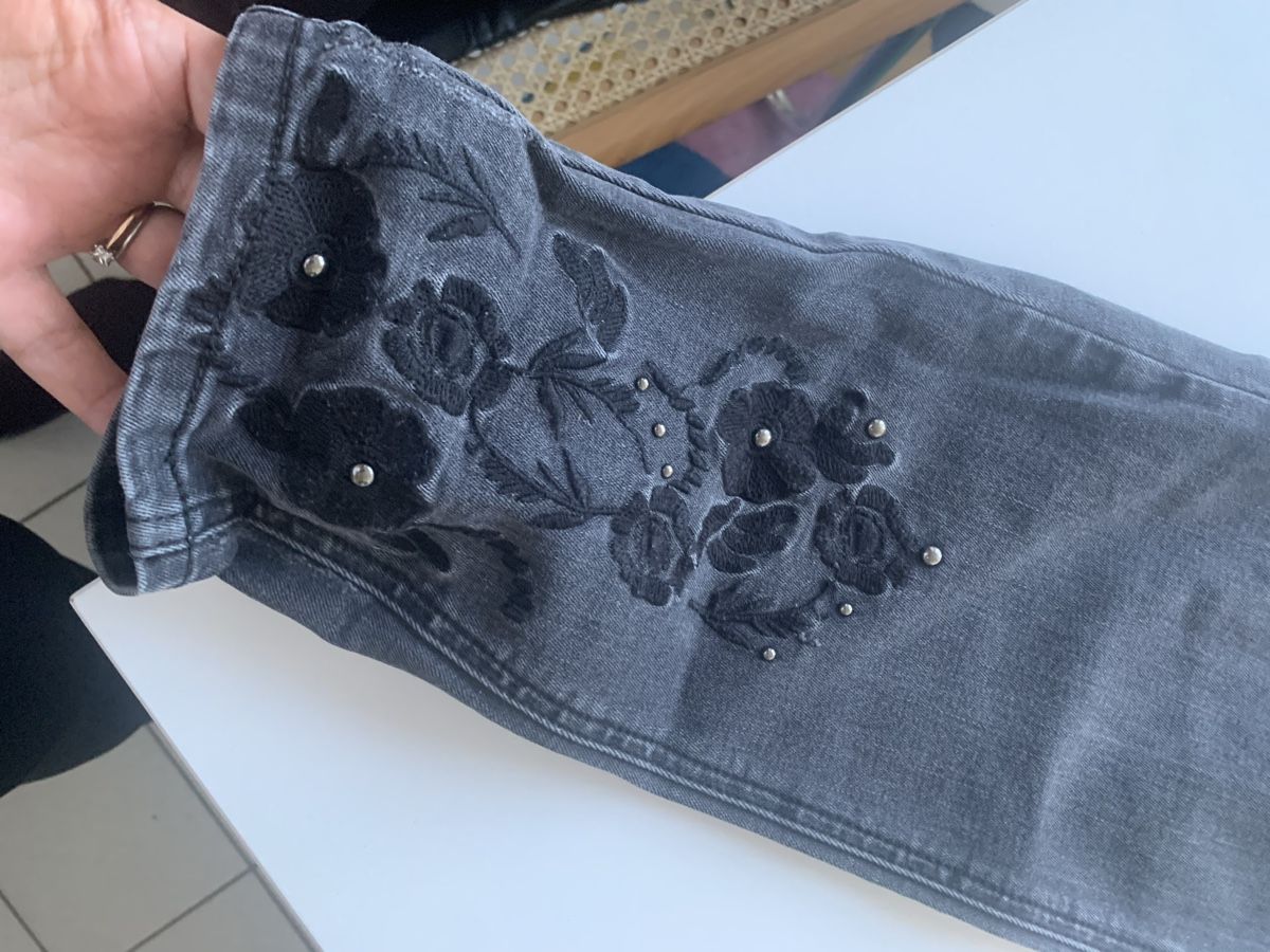 Jeans: Graue Jeans mit Blumenmuster, Damen Hose, Grösse 46 – Gebraucht aus Basel von ari_xy65 1