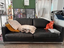 Ledersofa schwarz mit Metallbeinen gebrauchter Zustand