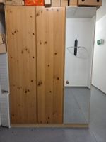 Kleiderschrank aus Holz mit Spiegel