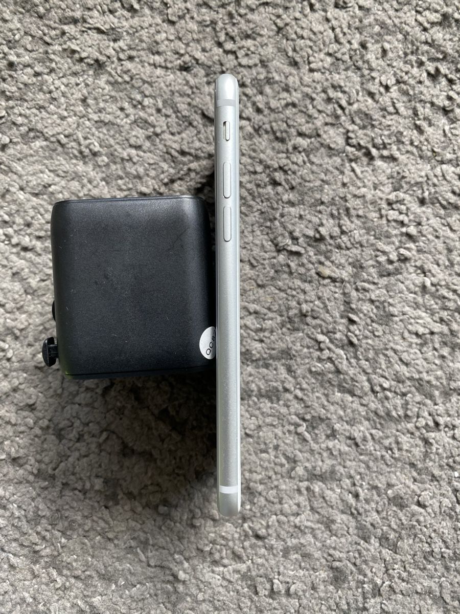 Apple Telefoni cellulari / Smartphones: iPhone 8 blanc 64Go impeccable N.14 – Nuovo (secondo la descrizione) da Genève venduto da eth_6qs6 5