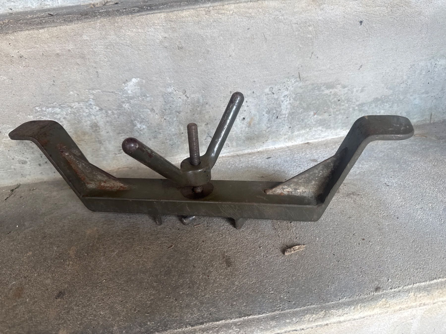 Land Rover Alle Ersatzteile: Land Rover Armee Reserverad Halter – Gebraucht aus Rüegsbach von landy68 1