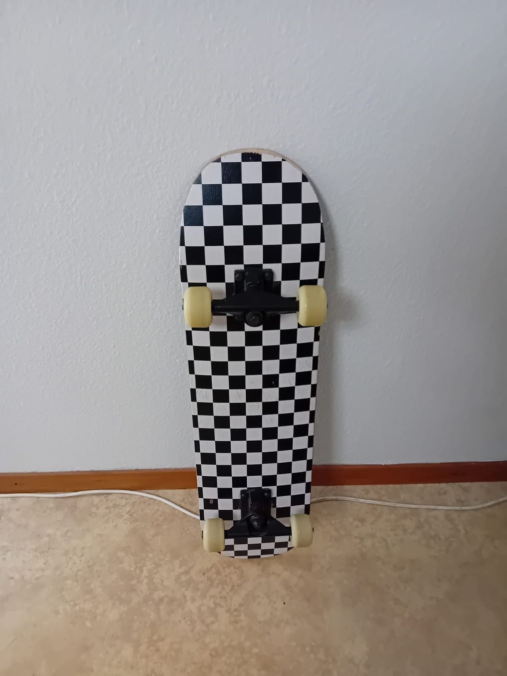 Skateboards: Skateboard checkerboard pattern with wheels used condition – D'occasion à Bülach par wil_r5vq