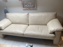 Ledersofa 2-Sitzer in Creme Farbe gebrauchter Zustand