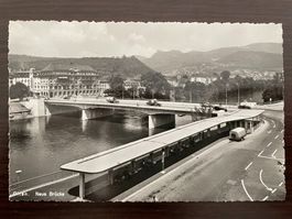 OLTEN Neue Brücke, überdachte Haltestelle, belebt, Oldtimer
