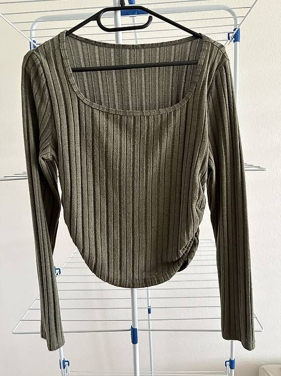 Maglioni & Felpe: Olivgrüner Cropped Pulli Langarm Gr M NEU – Nuovo (secondo la descrizione) da Dübendorf venduto da karim1409