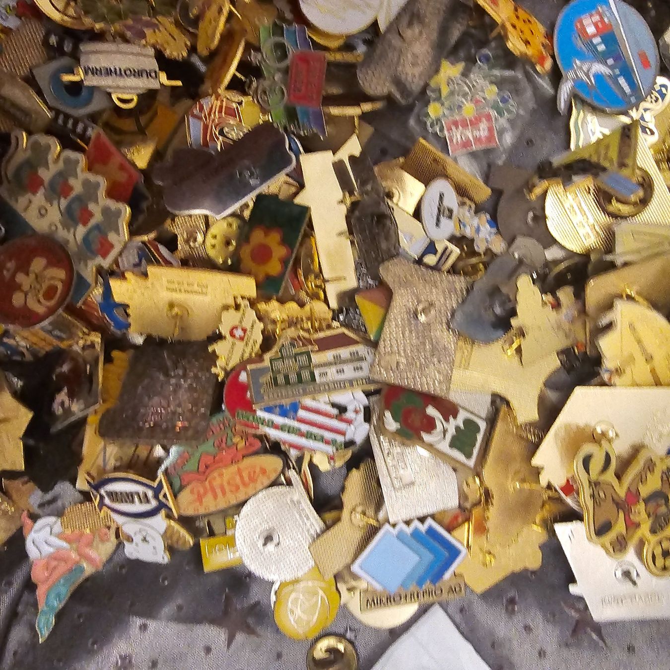 Plaquettes & Badges: Pins Sammlung 100 stück gemischt – D'occasion à wolfhalden par 46464646 4