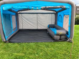 Aufblasbares GenleTent Home Van mit viel Zubehör und Sofa