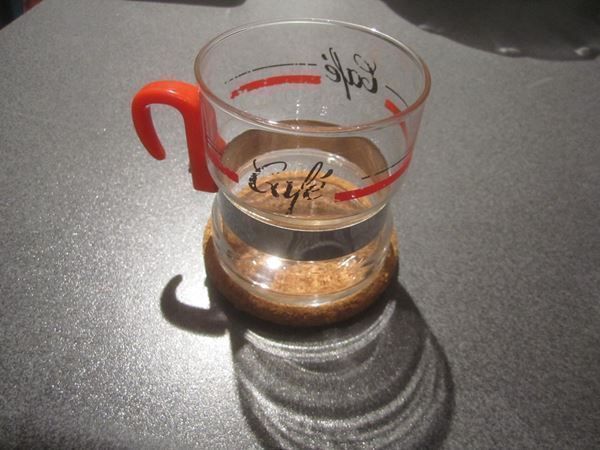 Bicchieri: Café-Teeglas, rot mit Untersetzer – Usato da Zürich venduto da Motzkuh