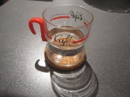 Café-Teeglas, rot mit Untersetzer
