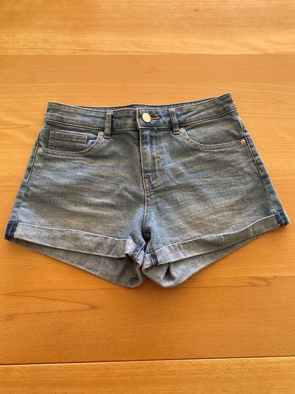 H&M Jeans: Short jeans H&M gr. 34 – Gebraucht aus Delémont von Petitlutin