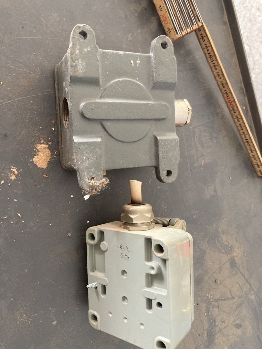 Spine: ANTIKE ELEKTRO METAL STECKDOSE – Usato da Bottmingen venduto da Surubi 3