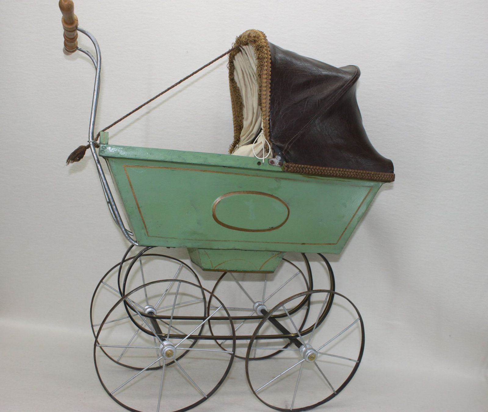 Puppenwagen: Antiker Puppenwagen Ca. um 1900 – Gebraucht aus Thun von Amye 1