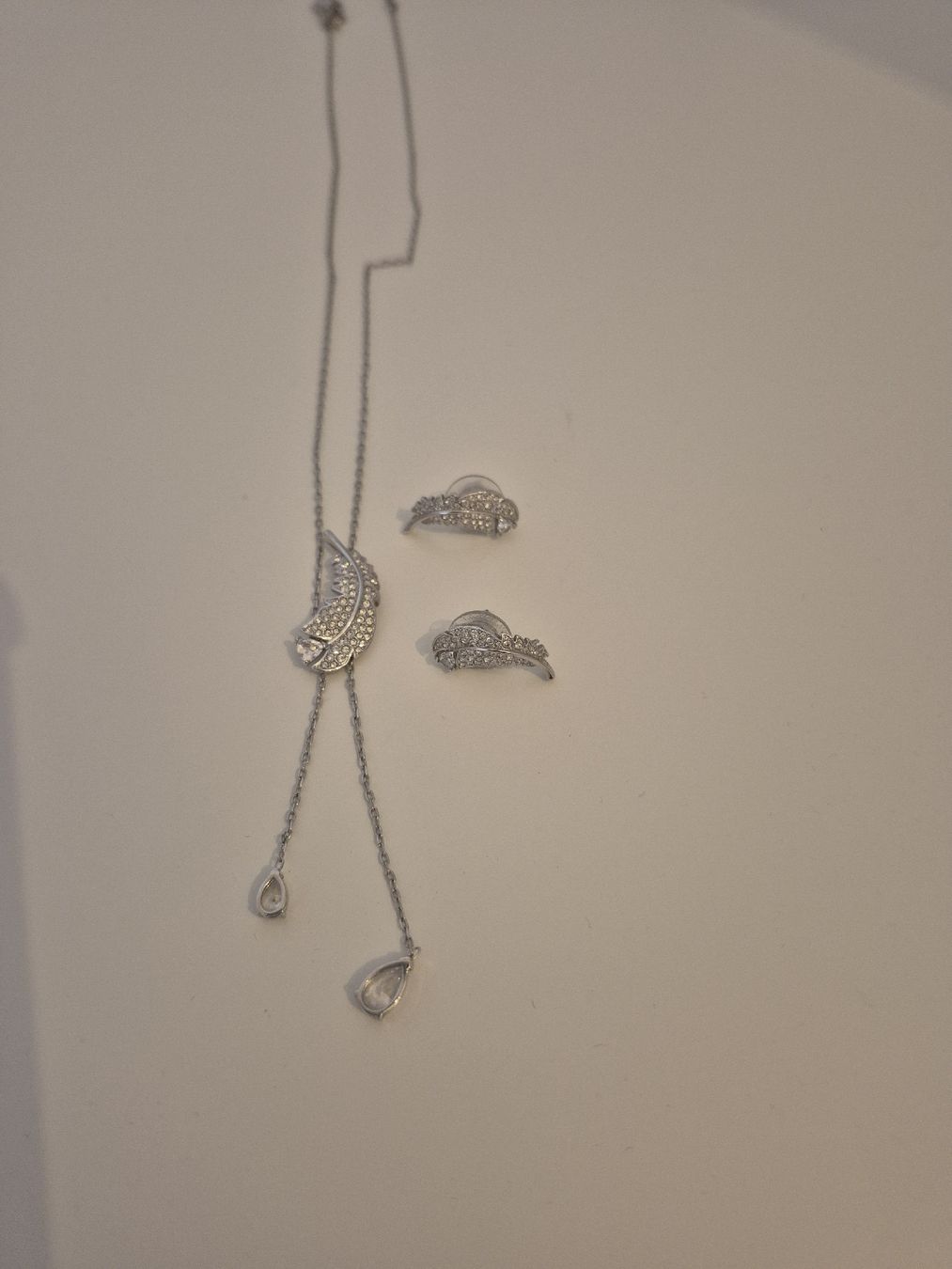 Swarovski Sonstiger Schmuck: SWAROVSKI - Ensemble collier + boucles d'oreilles Plume – Gebraucht aus Riaz von Murielbhs