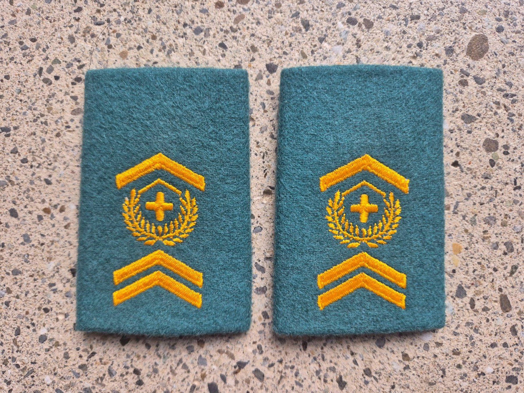Schweizer Armee Plaketten & Abzeichen:  Gradabzeichen Patten Set Adjutant Verpflegung – Neu und originalverpackt aus Riedholz von fr_sIruP