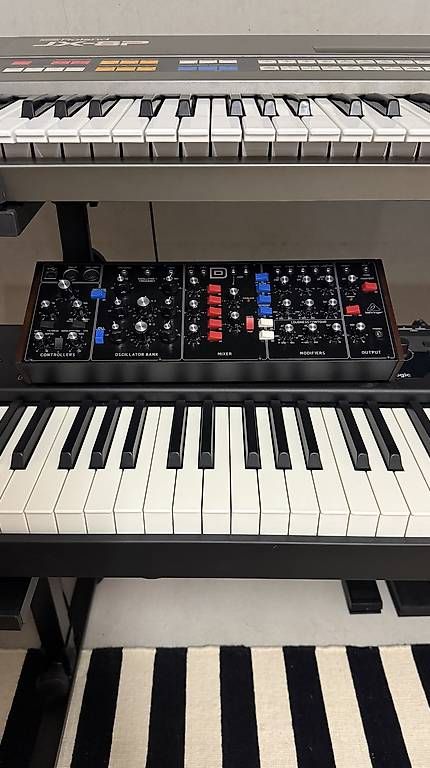 Strumenti musicali: Behringer Model D – Usato da Lugano venduto da carlosrgomes