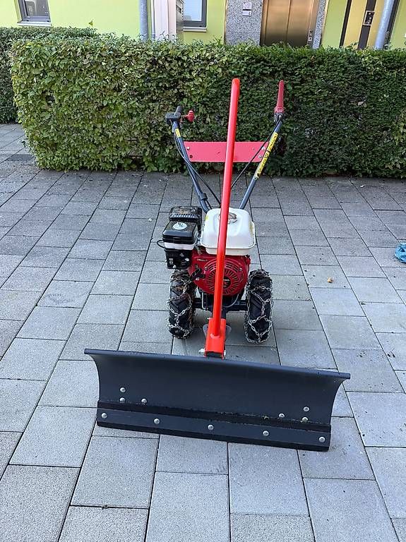 Déneigement: Mono Schneeräumgerät mit Honda GX 160, Schild und Ketten – D'occasion à Steffisburg par and_6q2b 1