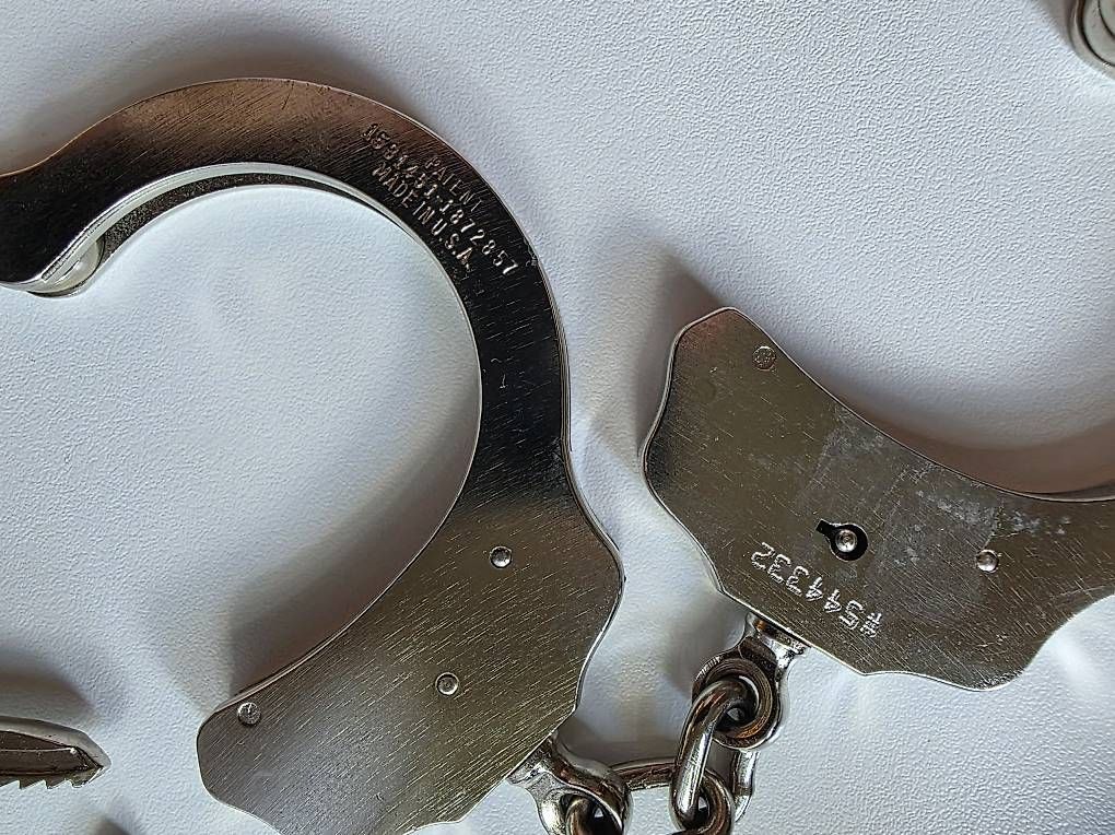 Autres événements d'entreprise et fêtes: Handschellen Peerless / Handfesseln / Original Polizei  – D'occasion à Muttenz par weg_tp6d 2