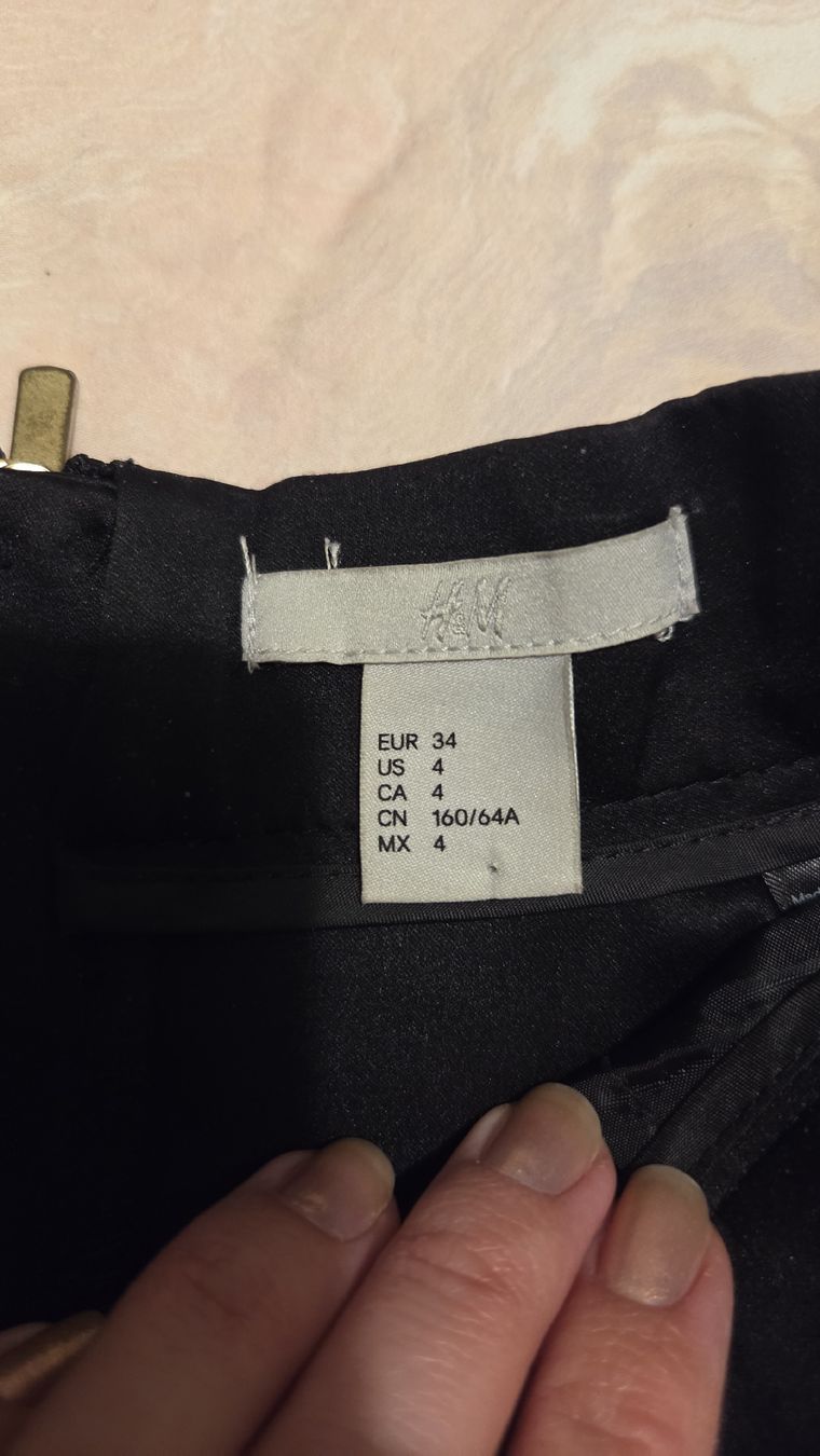 H&M Gonne: Ein üppiger H&M Rock aus Satin – Usato da Zug venduto da opo_cy5d 1