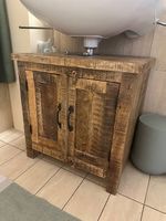Badezimmer-Unterschrank aus Holz im Boho-Look