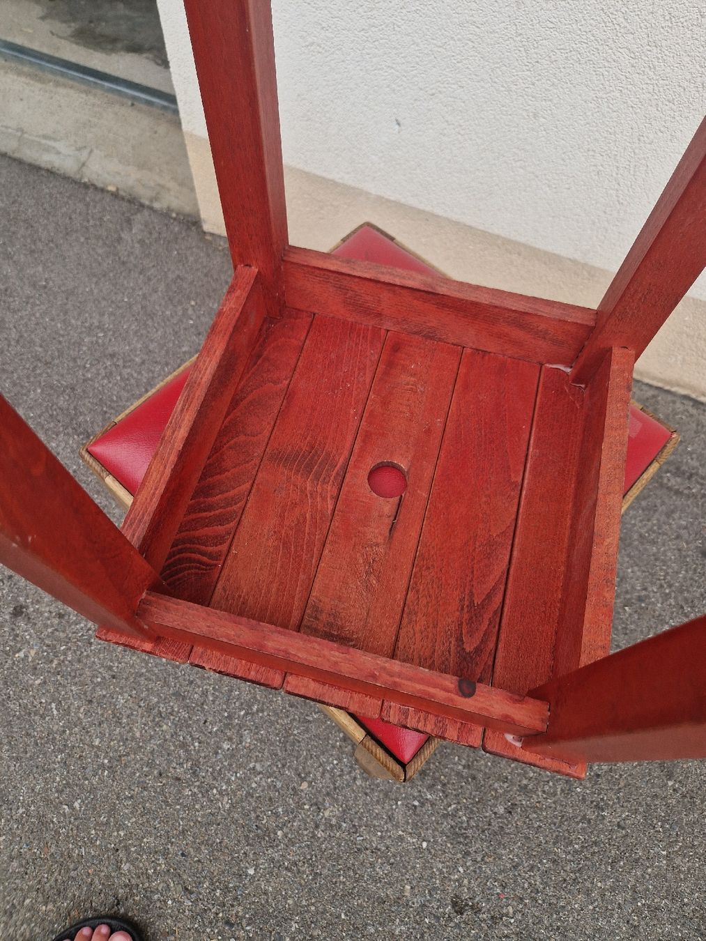 Sgabelli: Schemmel rot Holz 30x30x48cm gebraucht. Taburettli – Usato da Mörigen venduto da Clio111 3