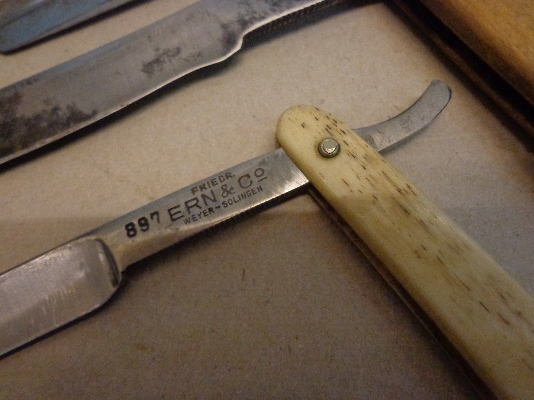 Rasierapparate & Rasierklingen: 3 alte Rasiermesser und 1 Etui – Gebraucht aus Zofingen von schmidi67 1