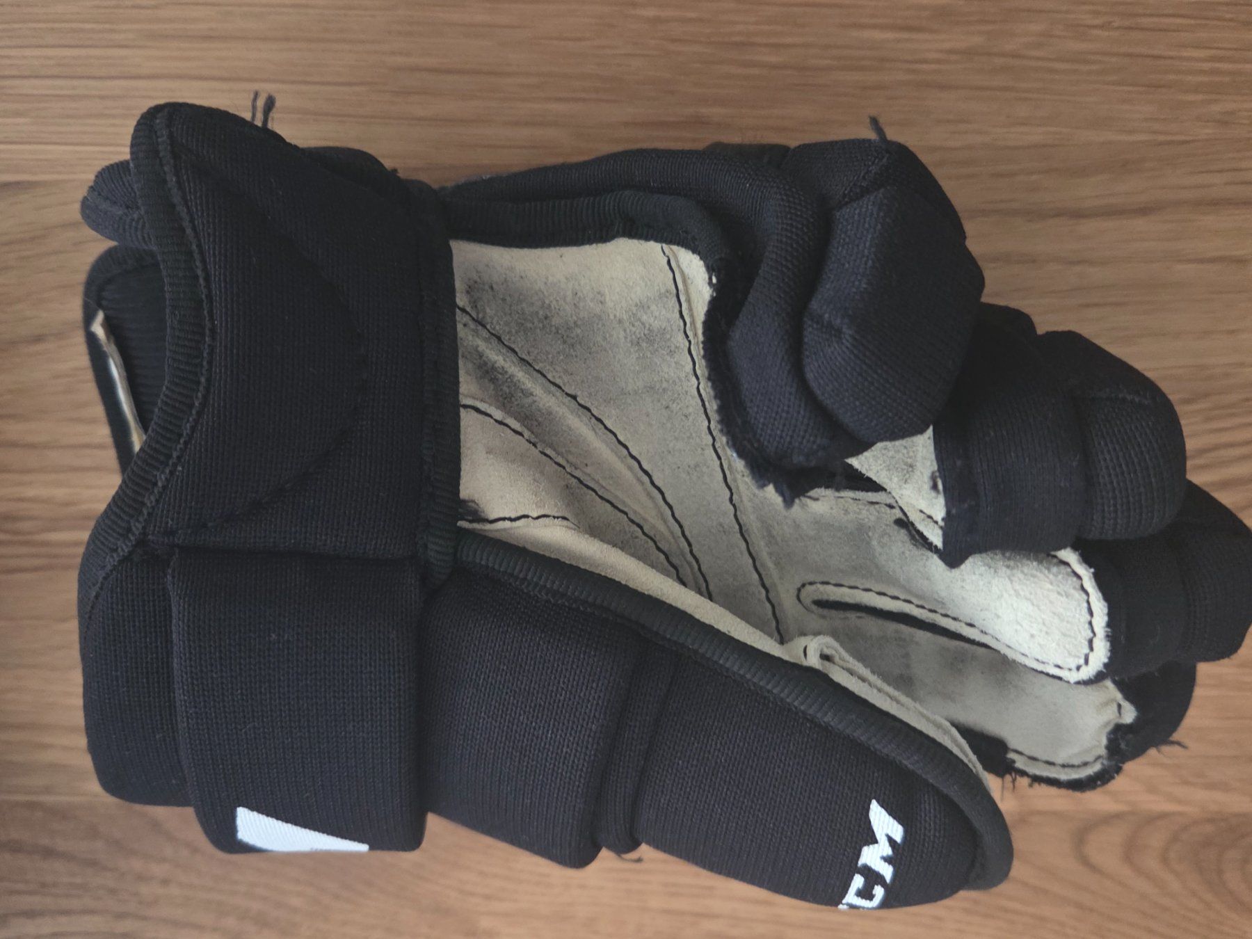 Ccm Guanti & manicotti: Kinder Hockeyhandschuhe Gr. 10 – Usato da Langnau i. E. venduto da Muellers3 4