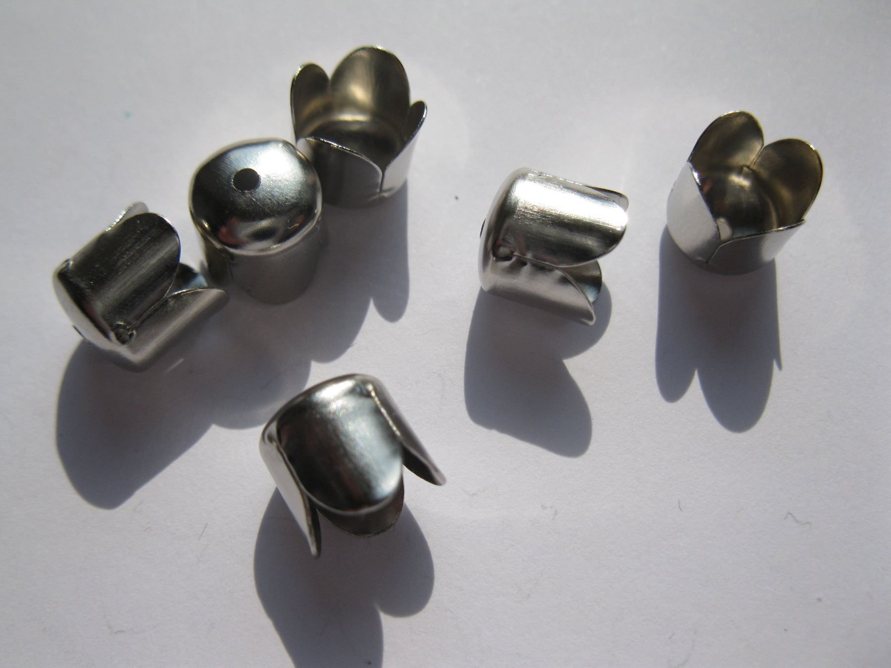 Perle (finte): 10 Endkappen, Cord Ends, Endstücke 8mm – Nuovo e nell'imballaggio originale da St. Margarethen TG venduto da LuanaKa