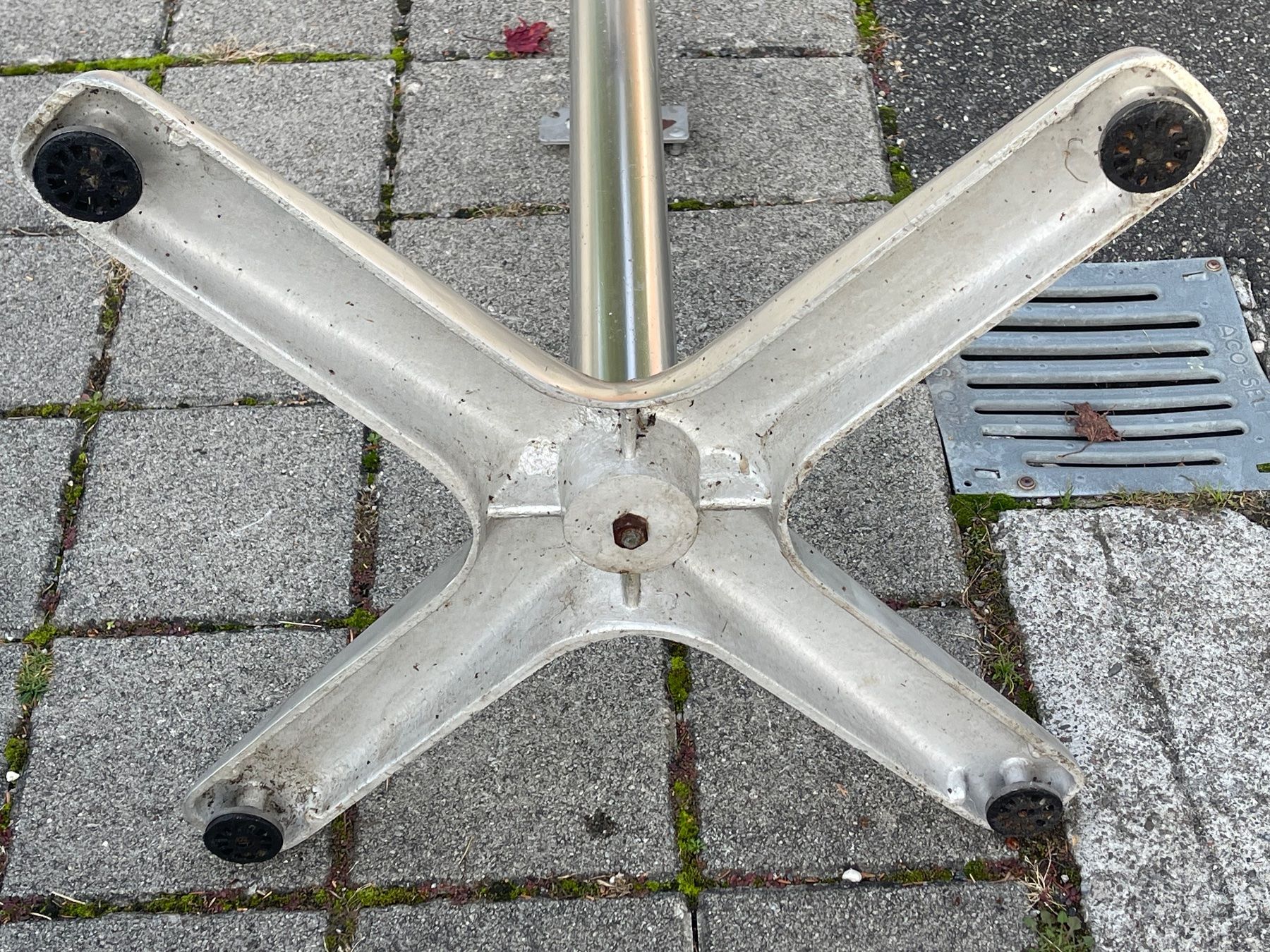 Sonstiges Mobiliar: Tischgestell silbern massiv standhaft schwer – Gebraucht aus Nussbaumen AG von HelenaDavid1910 2