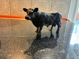 Figur Rind schwarz Kunststoff stehend guter Zustand