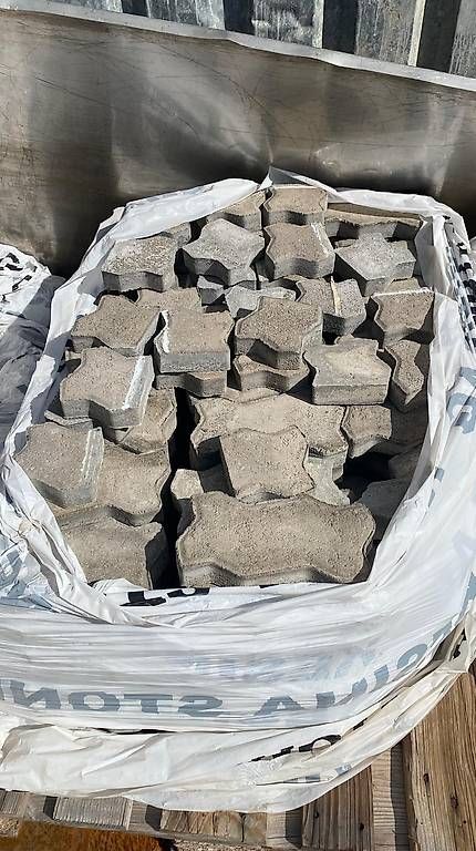 Steine & Dachziegeln: Pflastersteine aus Beton – Gebraucht aus Wilen b. Wollerau von pugna